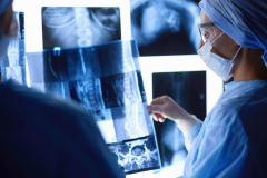 doctors-analyzing-xray-meting-1